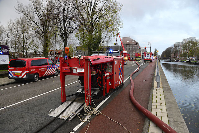 2021/183/20211113-16u29 GB 001 Zeer grote brand Westergracht HLM.jpg